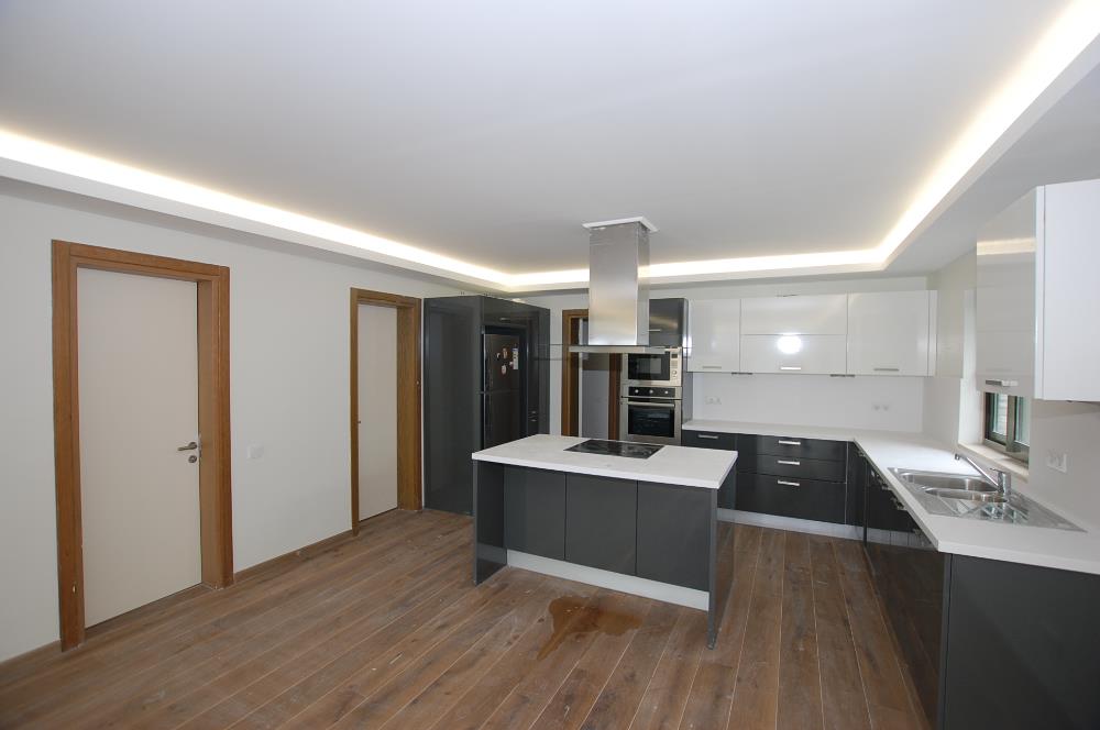 Zekeriyaköy Parkone Sitesi'nde Satılık Havuzlu Tripleks Villa