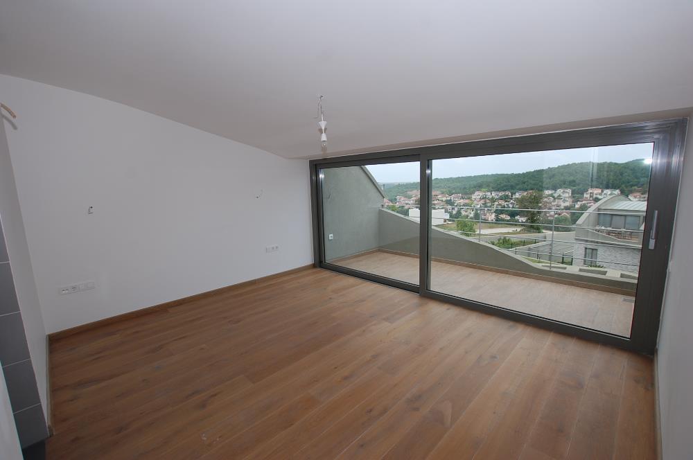 Zekeriyaköy Parkone Sitesi'nde Satılık Havuzlu Tripleks Villa