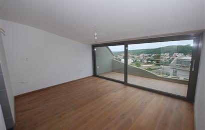 Zekeriyaköy Parkone Sitesi'nde Satılık Havuzlu Tripleks Villa