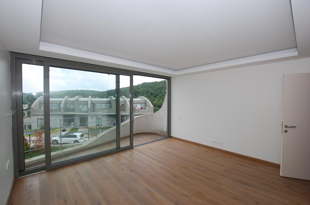 Zekeriyaköy Parkone Sitesi'nde Satılık Havuzlu Tripleks Villa
