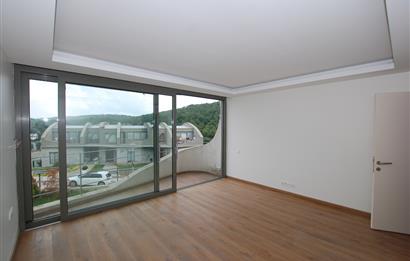 Zekeriyaköy Parkone Sitesi'nde Satılık Havuzlu Tripleks Villa