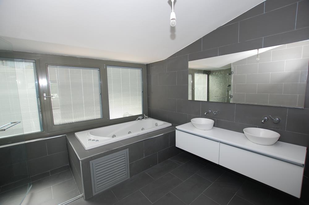 Zekeriyaköy Parkone Sitesi'nde Satılık Havuzlu Tripleks Villa
