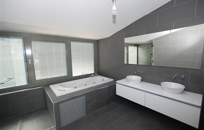 Zekeriyaköy Parkone Sitesi'nde Satılık Havuzlu Tripleks Villa