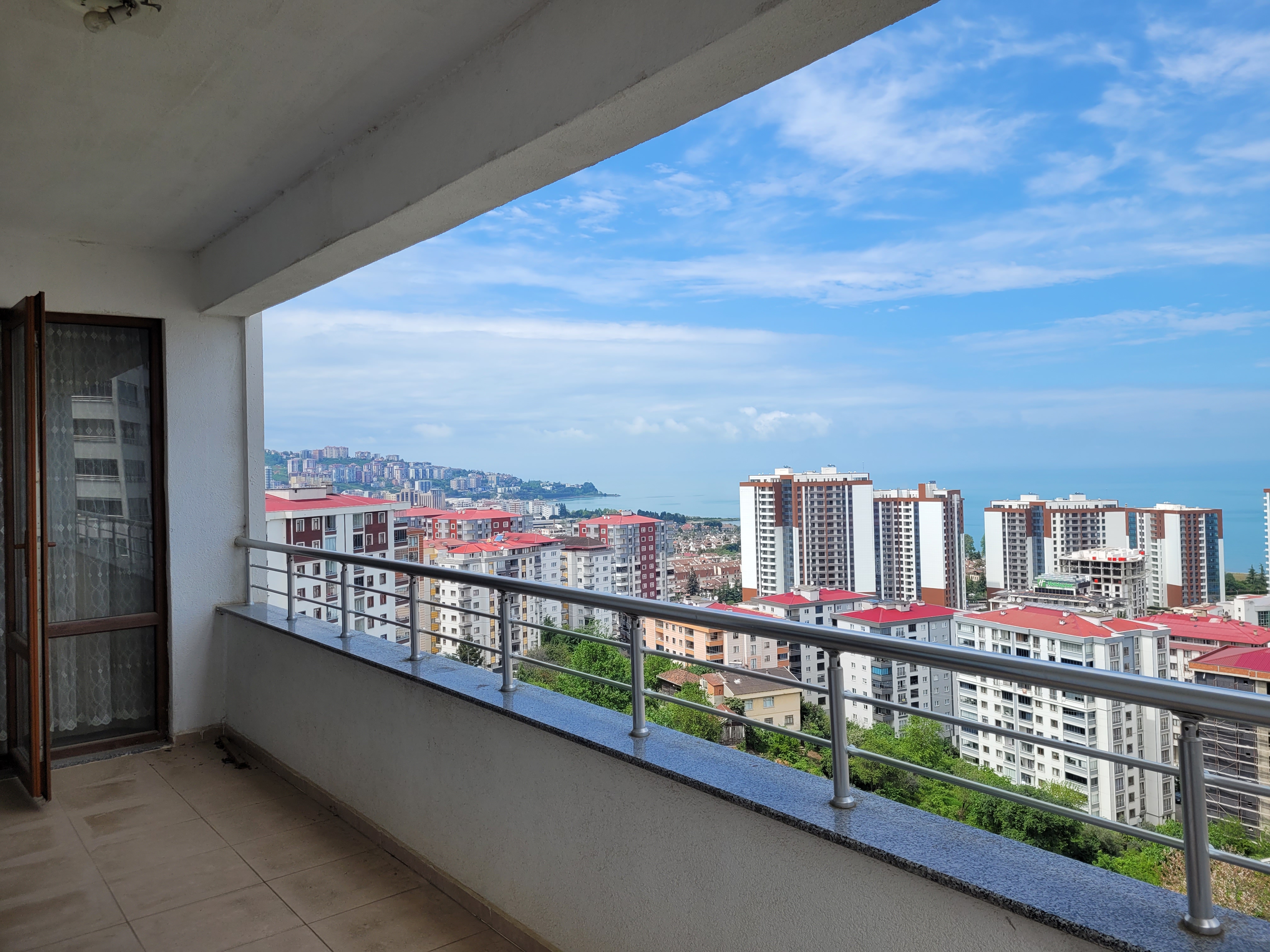 YOMRADA SiTE İÇERİSİNDE ÖN CEPHE 3+1 SATILIK DAiRE