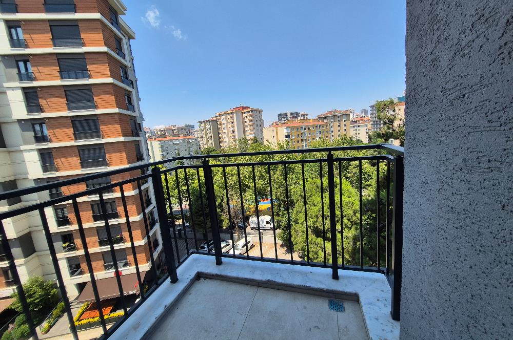 Kozyatağı'nda Satılık 3+1 Merkezi Konumlu Ferah Daire