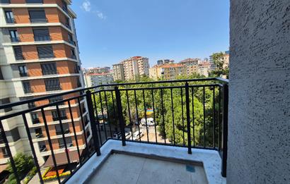 Kozyatağı'nda Satılık 3+1 Merkezi Konumlu Ferah Daire