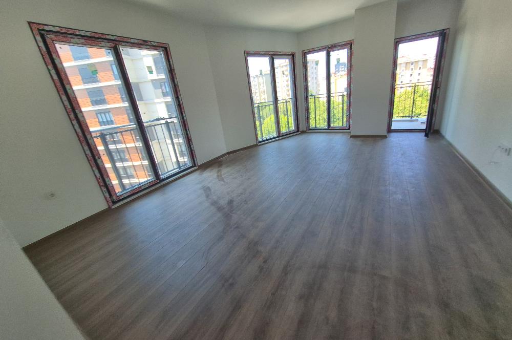Kozyatağı'nda Satılık 3+1 Merkezi Konumlu Ferah Daire