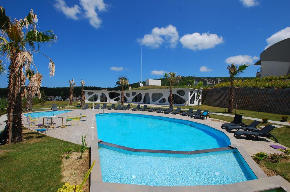 Zekeriyaköy Parkone Sitesi'nde Satılık Havuzlu Tripleks Villa