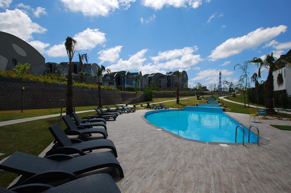 Zekeriyaköy Parkone Sitesi'nde Satılık Havuzlu Tripleks Villa