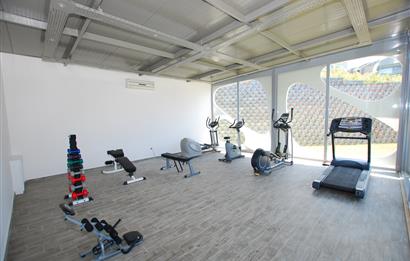 Zekeriyaköy Parkone Sitesi'nde Satılık Havuzlu Tripleks Villa