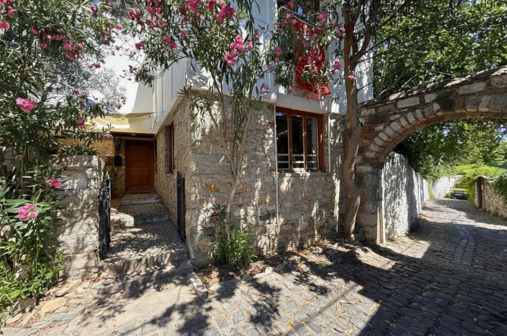 Bodrum Marinaya Sadece 150m Yürüme Yakınlığında Satılık Orijinal Taş Yapı Müstakil Dubleks Bin