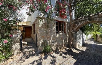 Bodrum Marinaya Sadece 150m Yürüme Yakınlığında Satılık Orijinal Taş Yapı Müstakil Dubleks Bin