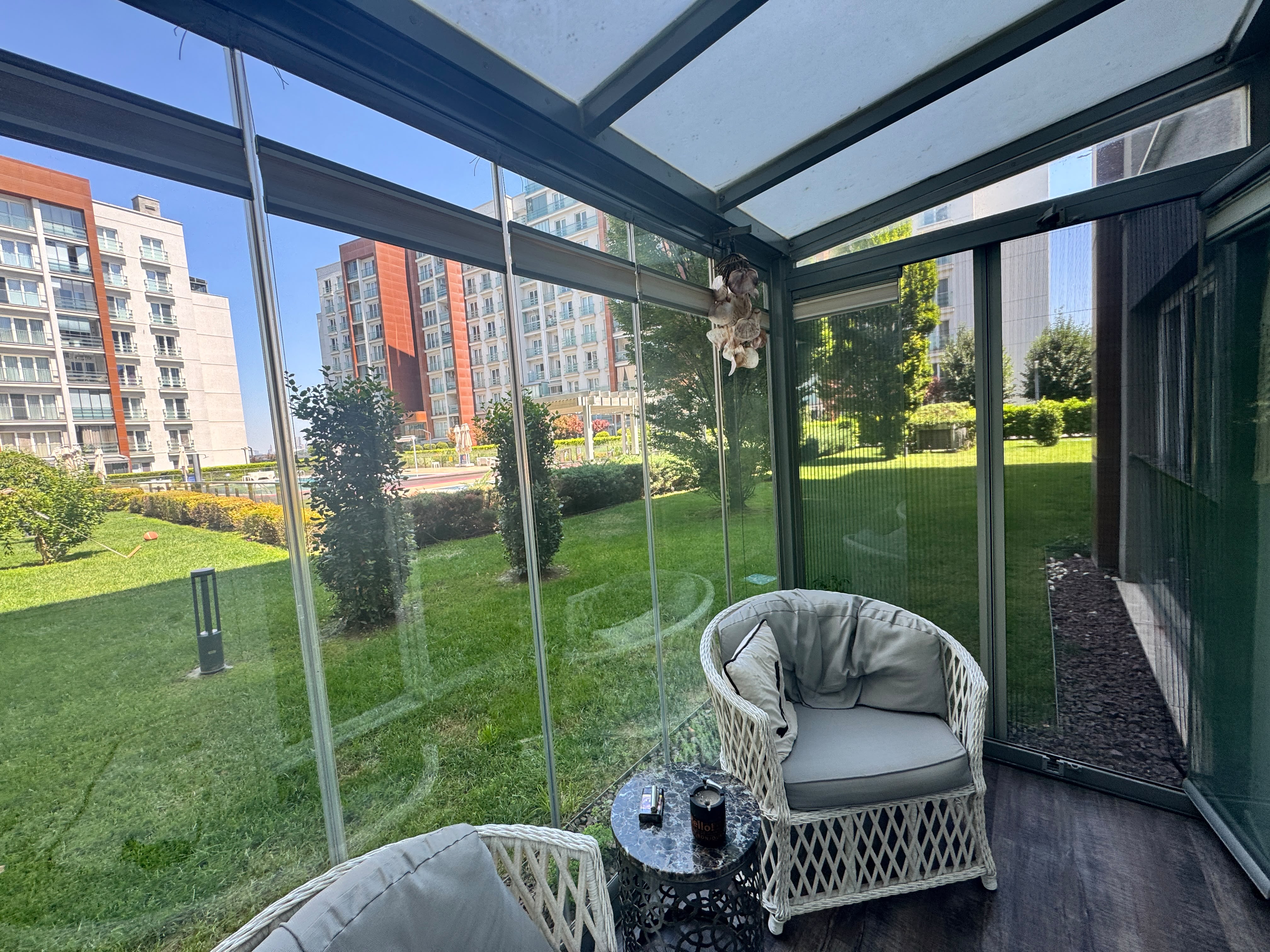 Tema İstanbul'da havuza cephe bahçe katı 4+1 kiralık daire