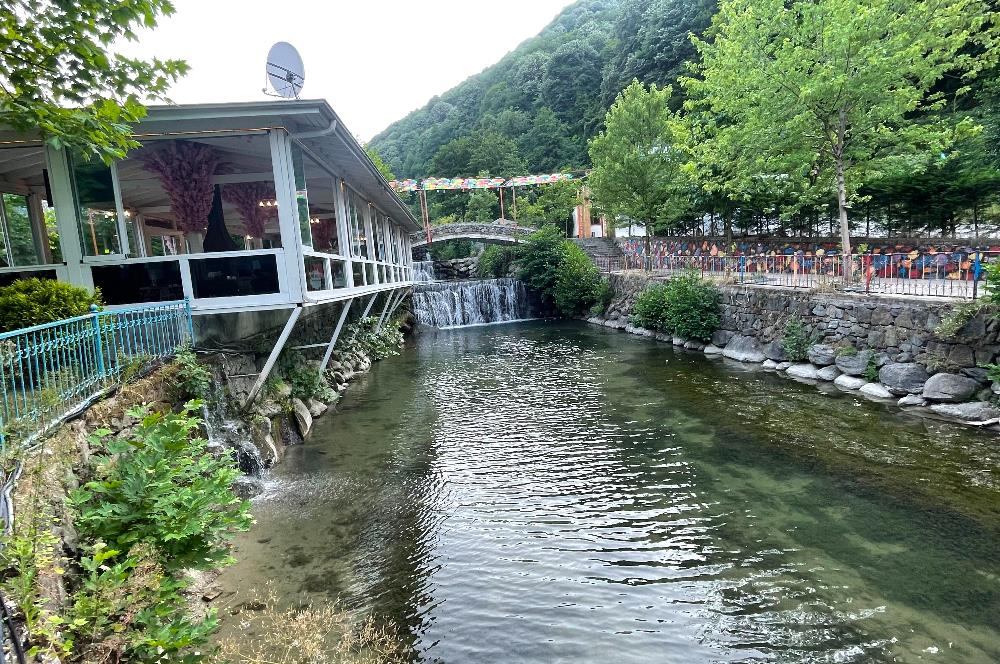 SAPANCA'NIN GÖZDE KONUMUNDA RESTORAN İŞLETMELİ TİCARİ ARSA