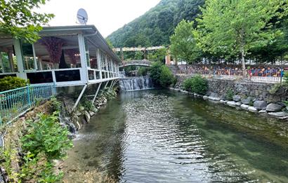 SAPANCA'NIN GÖZDE KONUMUNDA RESTORAN İŞLETMELİ TİCARİ ARSA