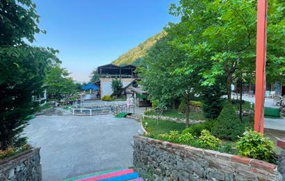 SAPANCA'NIN GÖZDE KONUMUNDA RESTORAN İŞLETMELİ TİCARİ ARSA