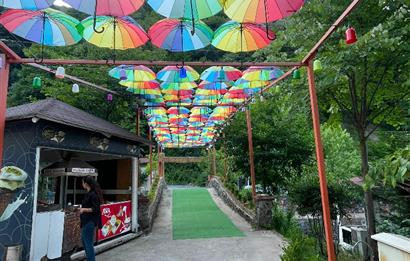 SAPANCA'NIN GÖZDE KONUMUNDA RESTORAN İŞLETMELİ TİCARİ ARSA