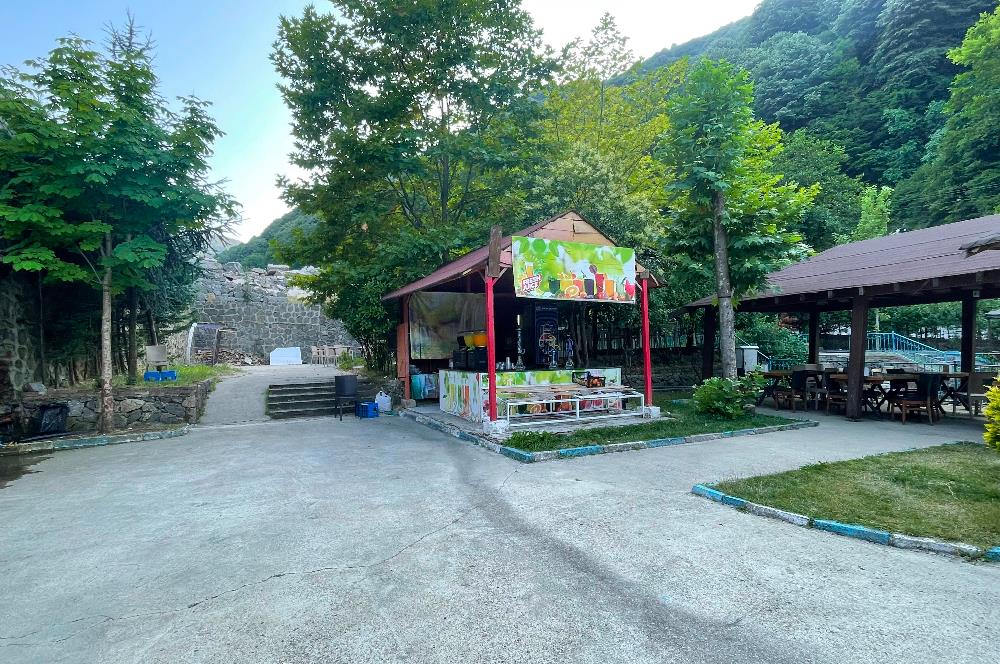 SAPANCA'NIN GÖZDE KONUMUNDA RESTORAN İŞLETMELİ TİCARİ ARSA