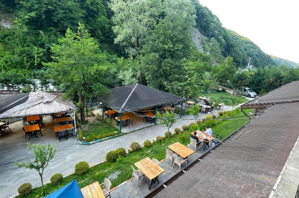 SAPANCA'NIN GÖZDE KONUMUNDA RESTORAN İŞLETMELİ TİCARİ ARSA