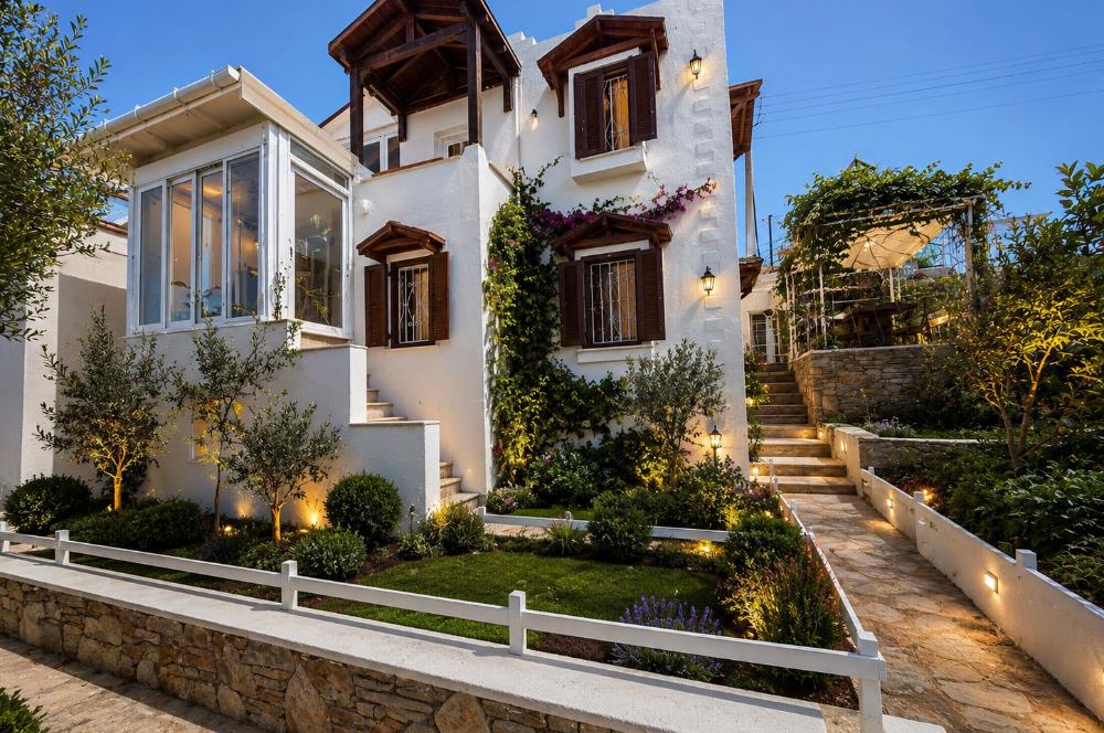Kendi Tasarımınızı Yaratabileceğiniz  Köşe Konumlu, Kapanmaz Deniz Manzaralı Özel Plajlı Site içinde 3+1 Villa
