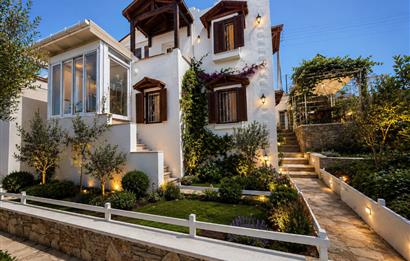 Kendi Tasarımınızı Yaratabileceğiniz  Köşe Konumlu, Kapanmaz Deniz Manzaralı Özel Plajlı Site içinde 3+1 Villa