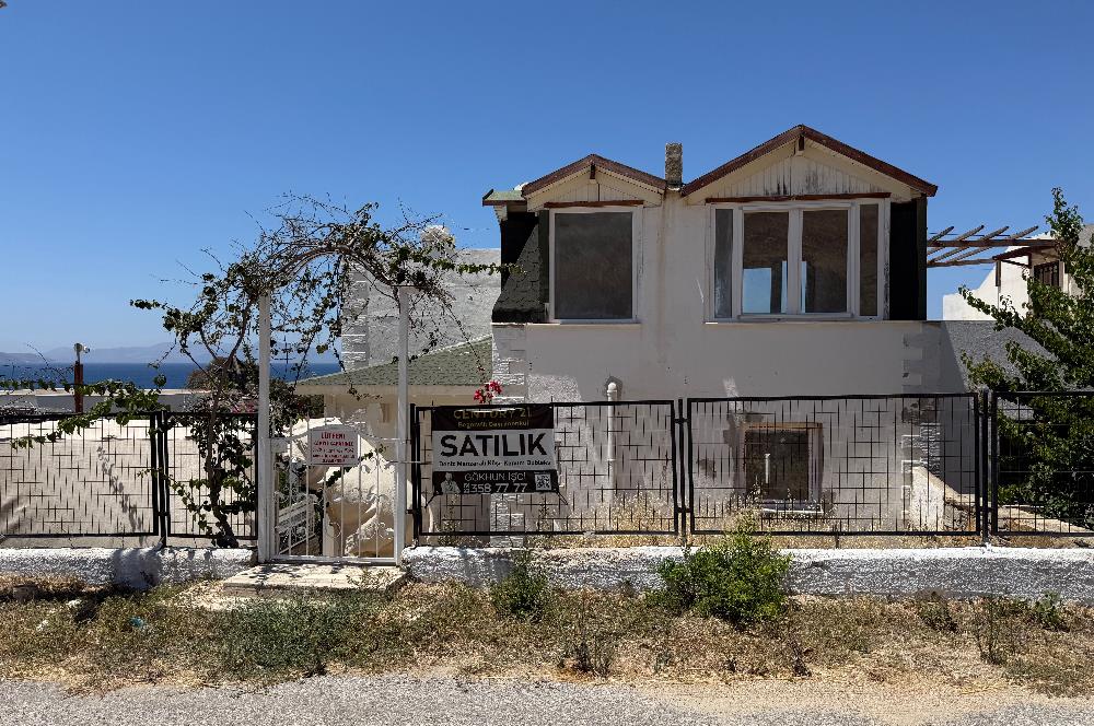 Kendi Tasarımınızı Yaratabileceğiniz  Köşe Konumlu, Kapanmaz Deniz Manzaralı Özel Plajlı Site içinde 3+1 Villa