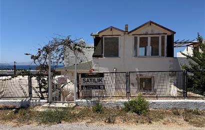 Kendi Tasarımınızı Yaratabileceğiniz  Köşe Konumlu, Kapanmaz Deniz Manzaralı Özel Plajlı Site içinde 3+1 Villa