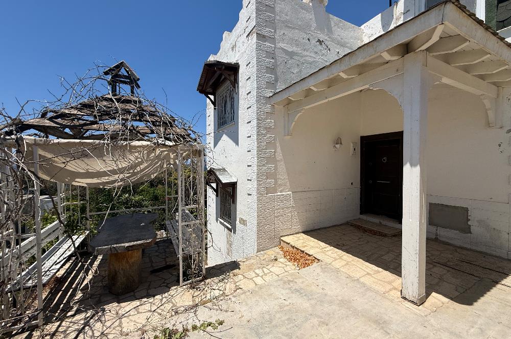 Kendi Tasarımınızı Yaratabileceğiniz  Köşe Konumlu, Kapanmaz Deniz Manzaralı Özel Plajlı Site içinde 3+1 Villa