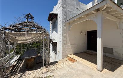Kendi Tasarımınızı Yaratabileceğiniz  Köşe Konumlu, Kapanmaz Deniz Manzaralı Özel Plajlı Site içinde 3+1 Villa