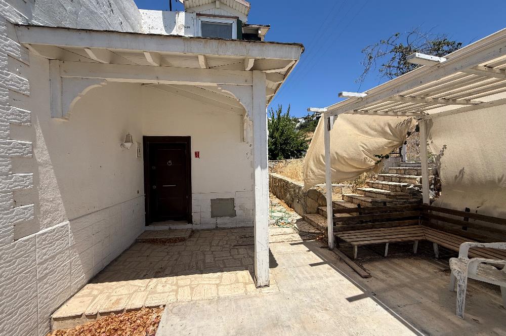 Kendi Tasarımınızı Yaratabileceğiniz  Köşe Konumlu, Kapanmaz Deniz Manzaralı Özel Plajlı Site içinde 3+1 Villa