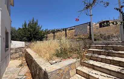 Kendi Tasarımınızı Yaratabileceğiniz  Köşe Konumlu, Kapanmaz Deniz Manzaralı Özel Plajlı Site içinde 3+1 Villa