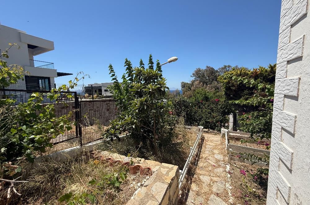Kendi Tasarımınızı Yaratabileceğiniz  Köşe Konumlu, Kapanmaz Deniz Manzaralı Özel Plajlı Site içinde 3+1 Villa
