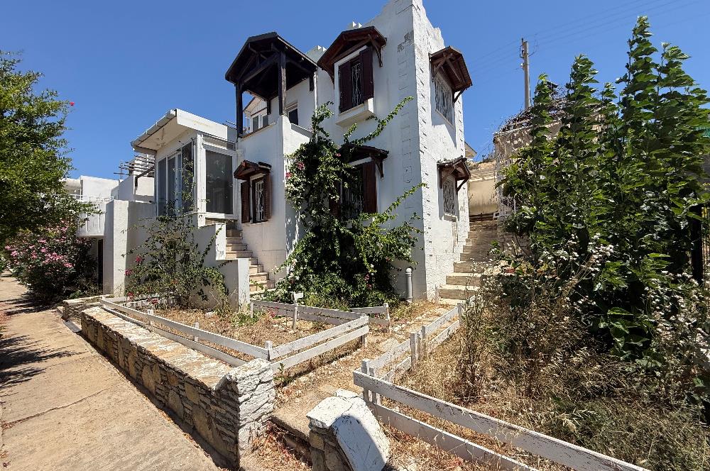 Kendi Tasarımınızı Yaratabileceğiniz  Köşe Konumlu, Kapanmaz Deniz Manzaralı Özel Plajlı Site içinde 3+1 Villa
