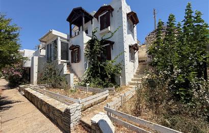 Kendi Tasarımınızı Yaratabileceğiniz  Köşe Konumlu, Kapanmaz Deniz Manzaralı Özel Plajlı Site içinde 3+1 Villa