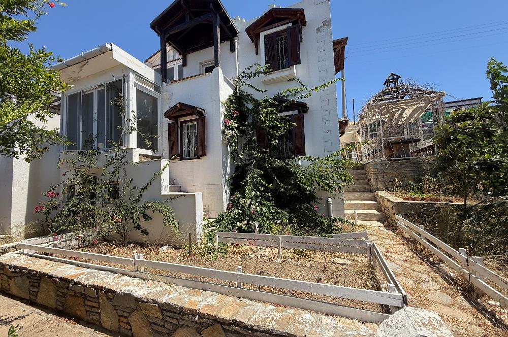 Kendi Tasarımınızı Yaratabileceğiniz  Köşe Konumlu, Kapanmaz Deniz Manzaralı Özel Plajlı Site içinde 3+1 Villa