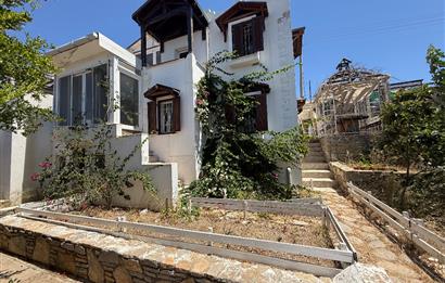 Kendi Tasarımınızı Yaratabileceğiniz  Köşe Konumlu, Kapanmaz Deniz Manzaralı Özel Plajlı Site içinde 3+1 Villa