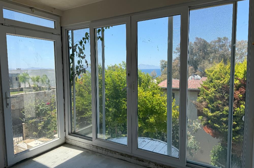 Kendi Tasarımınızı Yaratabileceğiniz  Köşe Konumlu, Kapanmaz Deniz Manzaralı Özel Plajlı Site içinde 3+1 Villa