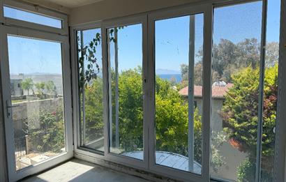 Kendi Tasarımınızı Yaratabileceğiniz  Köşe Konumlu, Kapanmaz Deniz Manzaralı Özel Plajlı Site içinde 3+1 Villa