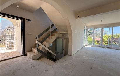 Kendi Tasarımınızı Yaratabileceğiniz  Köşe Konumlu, Kapanmaz Deniz Manzaralı Özel Plajlı Site içinde 3+1 Villa