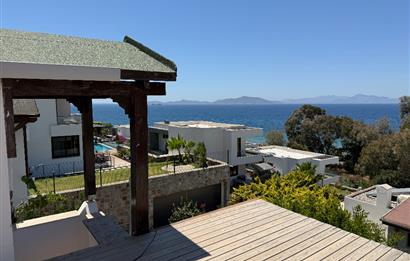 Kendi Tasarımınızı Yaratabileceğiniz  Köşe Konumlu, Kapanmaz Deniz Manzaralı Özel Plajlı Site içinde 3+1 Villa