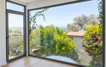 Kendi Tasarımınızı Yaratabileceğiniz  Köşe Konumlu, Kapanmaz Deniz Manzaralı Özel Plajlı Site içinde 3+1 Villa