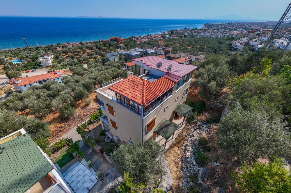 Küçükkuyu'da Deniz Manzaralı 4+1 Lüks Müstakil Villa