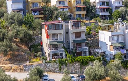 Küçükkuyu'da Deniz Manzaralı 4+1 Lüks Müstakil Villa