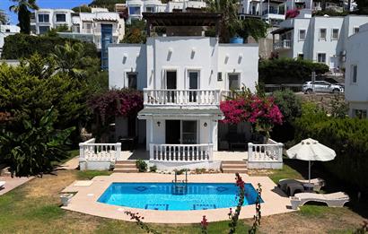 Bodrum Yalıkavak Holiday Gardens Sitesinde Satılık Deniz Manzaralı Özel Havuzlu Müstakil Bahçeli Villa