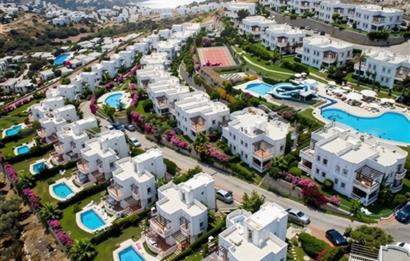 Bodrum Yalıkavak Holiday Gardens Sitesinde Satılık Deniz Manzaralı Özel Havuzlu Müstakil Bahçeli Villa