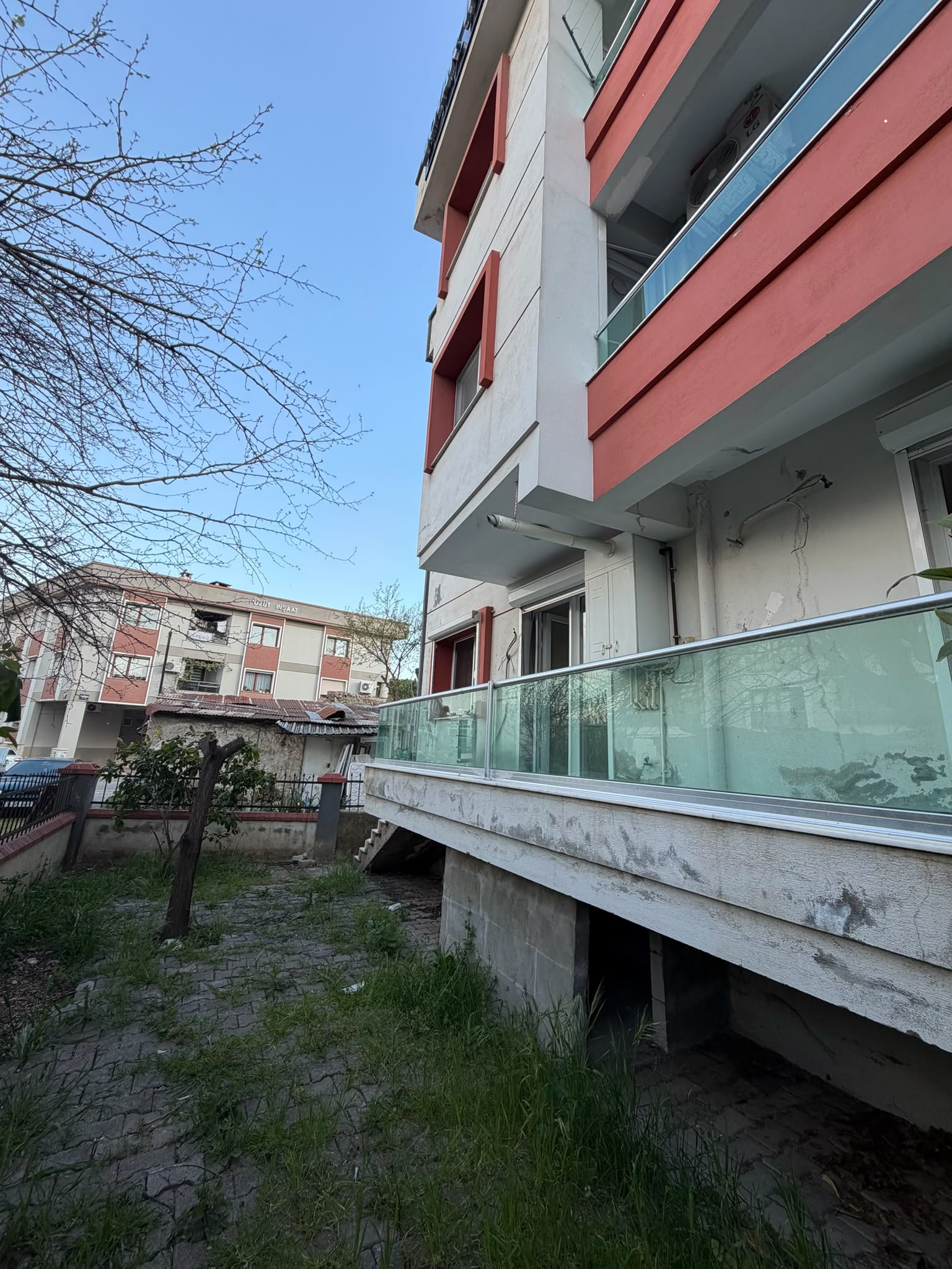 Gaziemir Yesil Mahallesinde Satilik 3+1  Daıre