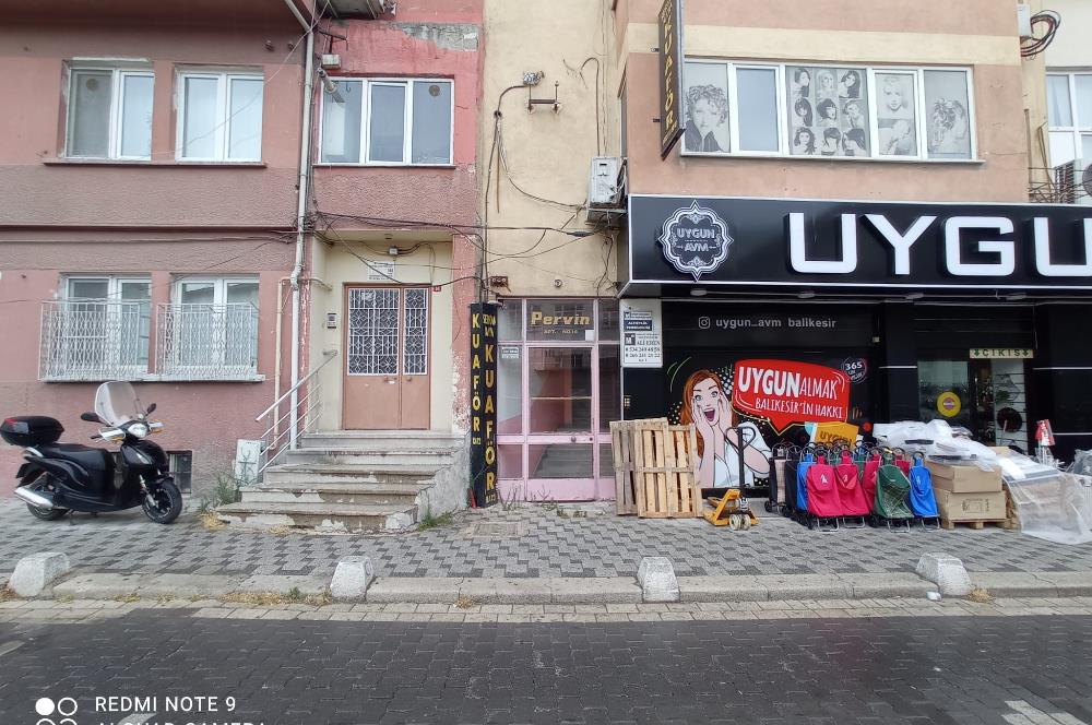 Çarşı Merkezinde 1.Kat 2+1 Satılık Daire- Ofis, Kuaför ve Konuta Uygun.