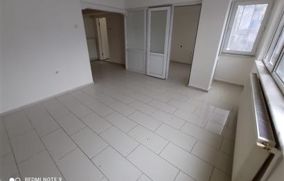 Çarşı Merkezinde 1.Kat 2+1 Satılık Daire- Ofis, Kuaför ve Konuta Uygun.
