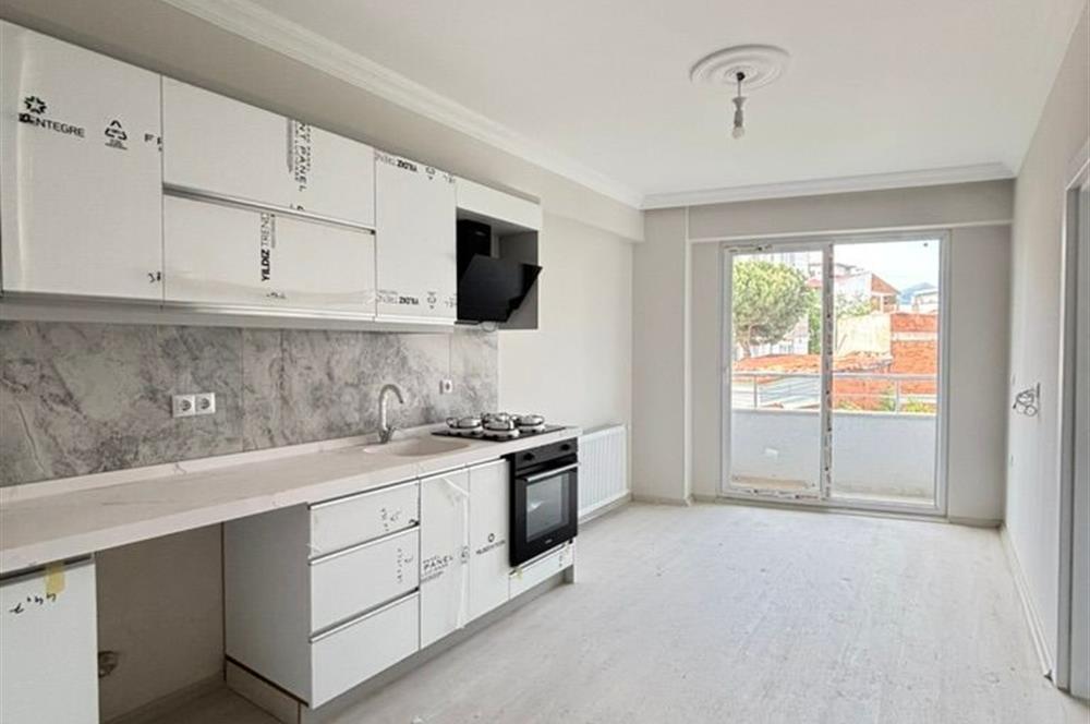 Edremit Altınkum Plajına 8 Km Yeni Binada Balkonlu 1+1 Daire
