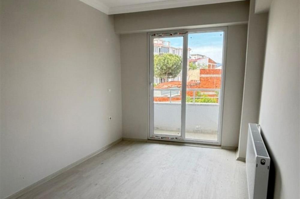 Edremit Altınkum Plajına 8 Km Yeni Binada Balkonlu 1+1 Daire